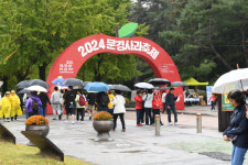 사과 맛에 반하고 가을 정취에 취한다…2024 문경사과축제 개막
