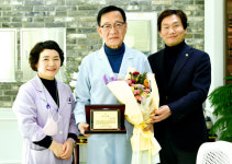 경산시장학회, 권치과의원 권오흥 원장에 감사패 전달