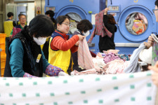 [포토] 의성장애인보호작업장, 대피소 세탁 봉사