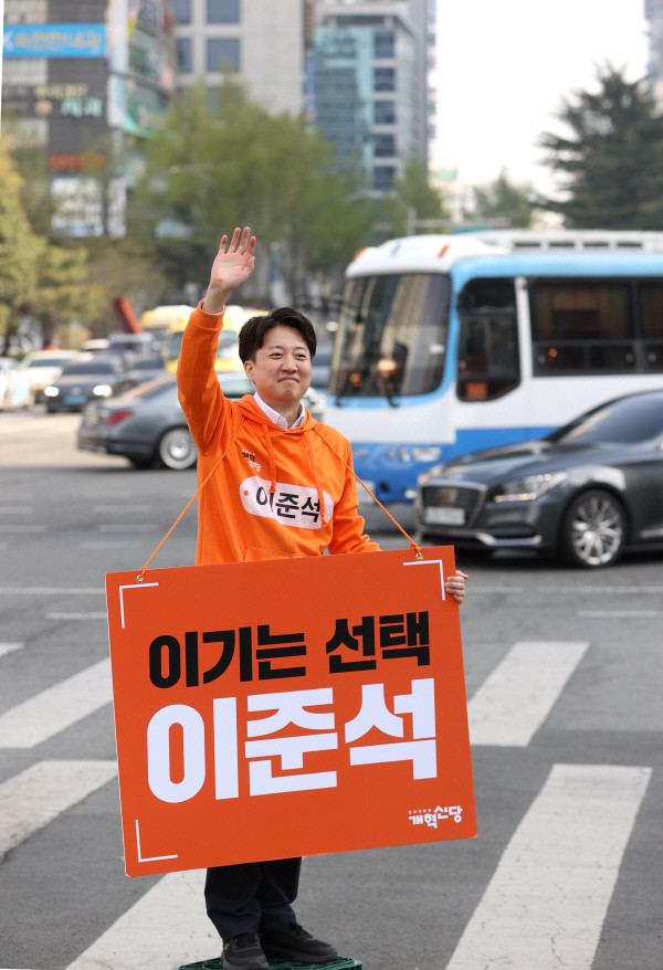 이준석 후보, 3사 출구조사 결과 속 낮은 득표율 인정 희망·기대 더 반영 못해