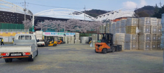 사료비 폭등에 대응…문경시, 축산농가에 대규모 풀사료 지원