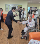 박군, 문경시립요양병원서 어르신과 손잡고 트로트 감동 선사