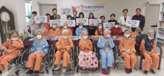 문경시여성대학총동창회, 점촌요양병원 어버이날 효도화 달아드리기