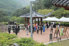 졸업사진 성지 구미성리학역사관…교복과 전통 한옥의 조화