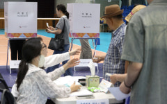 [포토] 표심 어디로…대구 범어1동 제2투표소 현장