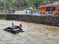 청송 하천에 승용차 휩쓸려 고립…모녀 30분 만에 무사히 구조