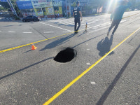 포항 법원사거리 싱크홀 발생…1.5m 깊이에 차량 바퀴 빠져
