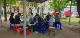 찜닭 나누며 웃음꽃…폭염 속 나무 아래 공동경로당