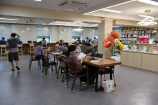 책과 함께 떠나는 피서… 도캉스족 구미도서관 몰린다