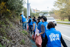 구미 IC 진입로, 더 깨끗하게…민주당 지역위원회·도로공사 합동 정화활동