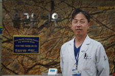 [만나GO] 만보보다 4000~7000보…우동화 올곧은병원장, 무릎 관절 건강 해법 제시