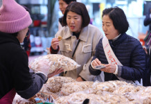 [포토] 설 준비로 북적…대구 달서구청, 월배시장 장보기 행사