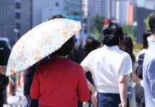 [포토] 31도 초여름 더위…횡단보도 위 바빠진 발걸음