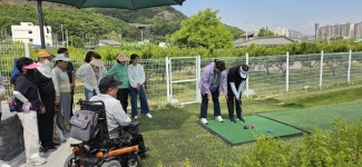 경산시장애인체육회 사무국장, 직접 파크골프 지도 나서 눈길