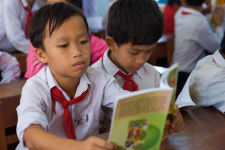 철자로 학생들 때리고 입막음까지 한  베트남 교사