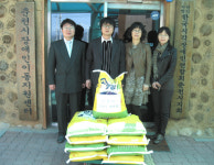 춘천시약사회, 시각장애인 가정에 쌀 전달