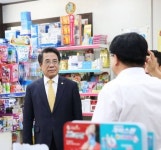 조찬휘 회장, 청주 침수 피해약국 위로 방문…피해 복구 지원
