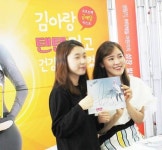 쇼트트랙 미소천사 김아랑…한미약품 ’텐텐’ 고객과 찰칵