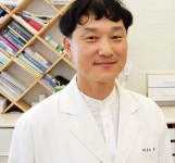 병원과 카페가 결합된 형태의 약국 인테리어