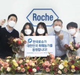한국로슈 닉 호리지 대표, ‘플라워 버킷 챌린지’ 동참