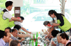 백산푸드시스템(주)선산노인종합복지관 | KT 대전마케팅단, 지역 노인에 식사 제공