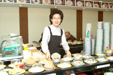 초밥전문점 ‘마린회전초밥’-형형색색 초밥·롤… 골라먹는 미각여행