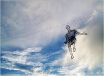 하늘에 떠 있는 조형물의 자유