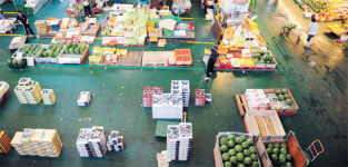 한산한 농산물 시장