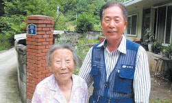 25년째 산골할머니 돌보는 집배원