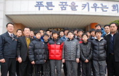 공주주유소, 봉황중에 위문품 전달