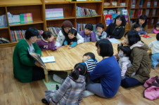 엄마와 함께 동화책 읽기