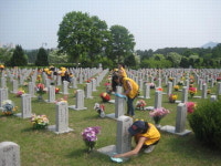 중학생 순국선열 비석 닦기 봉사활동