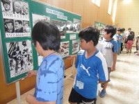 논산 중앙초, 6·25 사진전 관람