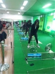 굿샷!… 주민과 함께 골프 삼매경