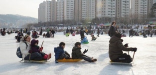 유등천 빙판 위 단란한 가족