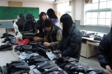 충주 한림고 10년째 교복 물려주기