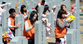 묘비 닦으며 선열 애국정신 되새겨요