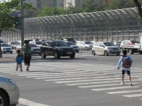 [현장르포]쌩쌩 달리는 출근 차량 … 어른 걷기에도 아찔