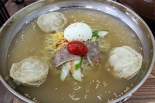 냉국수에 빠진 연잎만두… “더위야 물렀거라~”