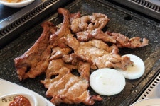 황토가마 초벌구이 … 기름기 쫙 참숯향 쏙