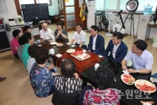 수원시의회, 더위 지친 어르신들 위로
