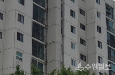 균열 부른 아파트 환기구, 얼마나 더 있을까