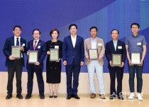 수원시, 지방세 성실납세자에게 인증패 전달