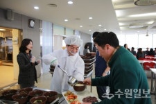 이병규 장안구청장, 직원들에게 새해맞이 떡국 배식