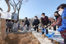 용인시 고기근린공원, 시민들 사연 담은 시설물과 나무들로 채워져