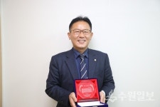  채명기 수원시의원, 영통 미로어린이공원 리모델링 기여 공로 감사패 받아
