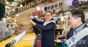 경기신용보증재단, 설맞이 전통시장 장보기로 지역경제에 온기 더한다