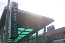 지하철은 송정리역에 서고 철도는 광주송정역에 멈춘다