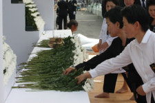 분향소마다 헌화 방향 제각각