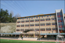 학교 옥상으로 ‘거미줄’ 고압선